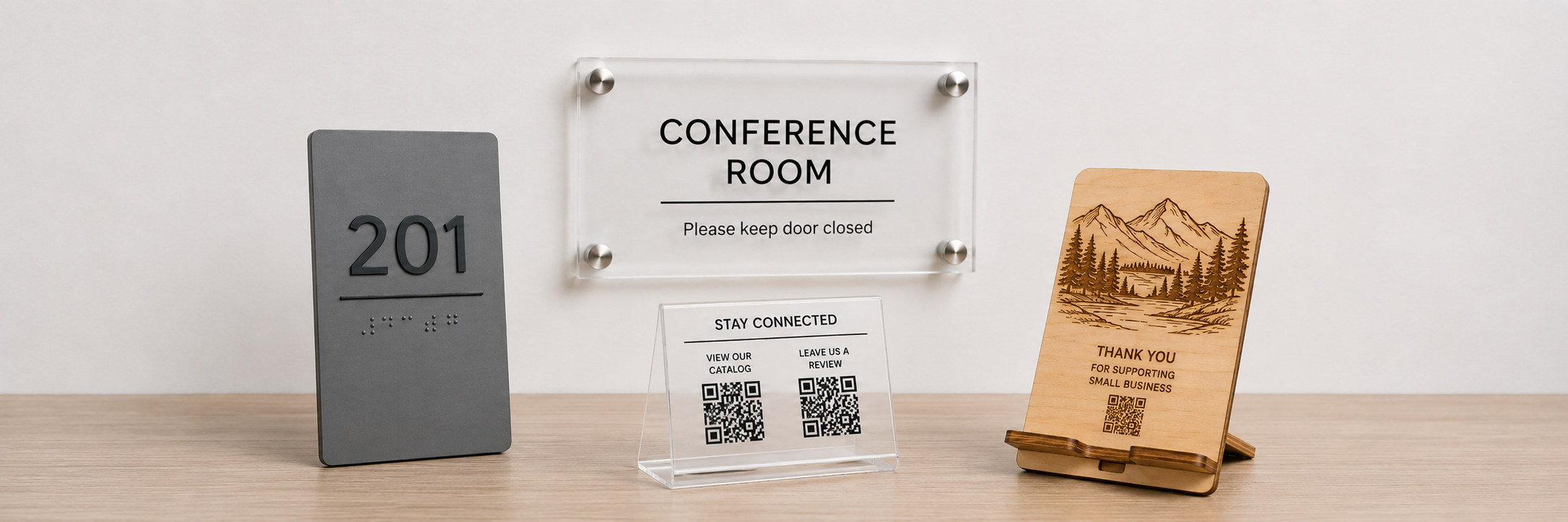 Ειδικές κατασκευές από plexiglass και ξύλο με Braille, QR code και χάραξη laser